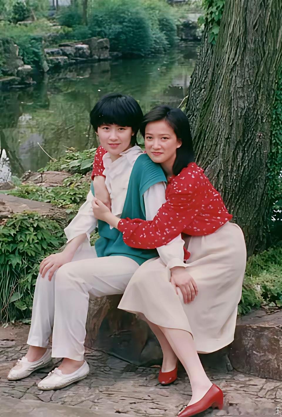 这照片里是何晴与傅艺伟合影吗！