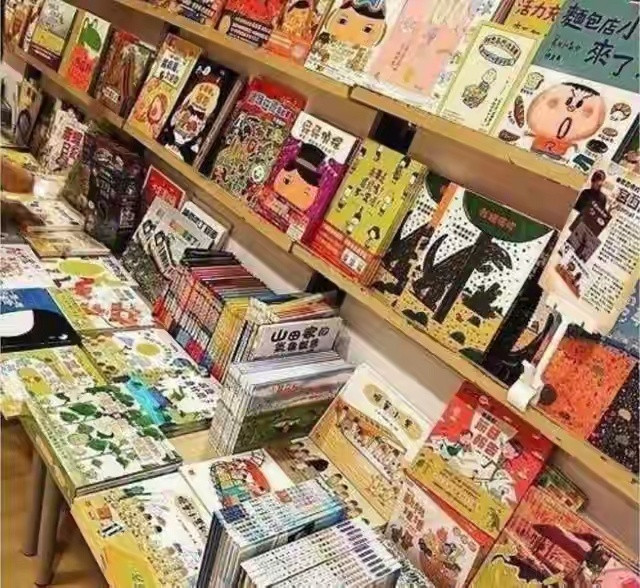 郭晶晶家的低书架火出圈了，九岁女儿走路总攥着书，这才是顶级的富养​​​