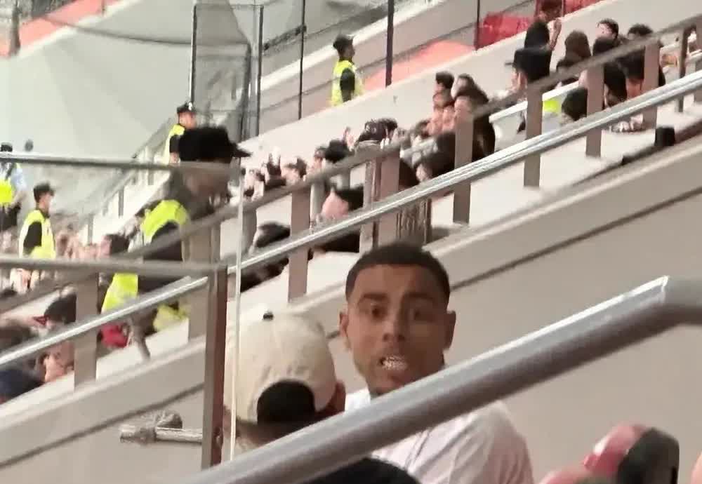 上海海港没有尊重古斯塔沃上海海港对阵青岛西海岸的比赛中，细心的现场球迷拍到了