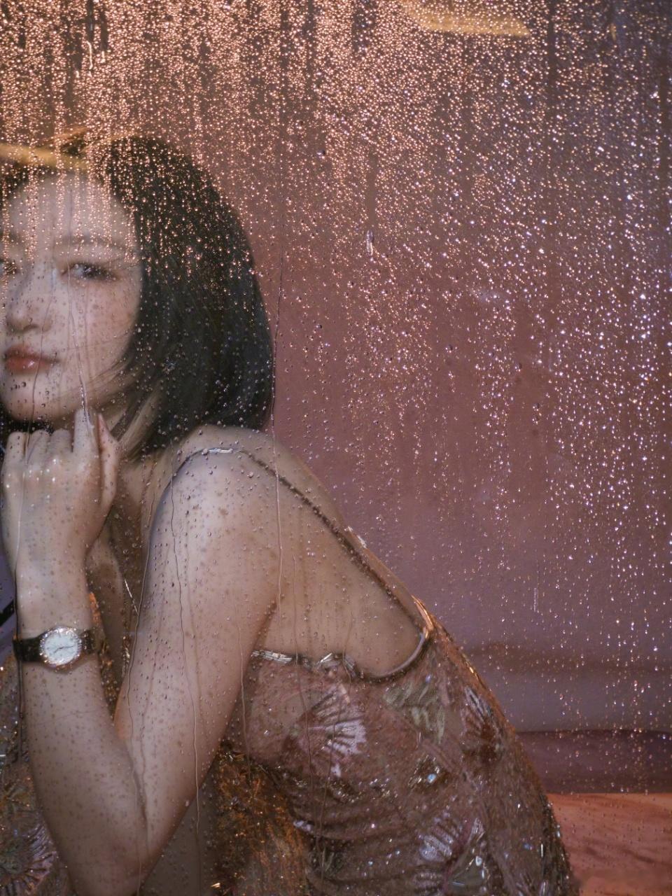 周冬雨裸半背造型清瘦而不干瘪的背太好看了，周冬雨用粉色鱼尾裙演绎温柔浪漫，露背