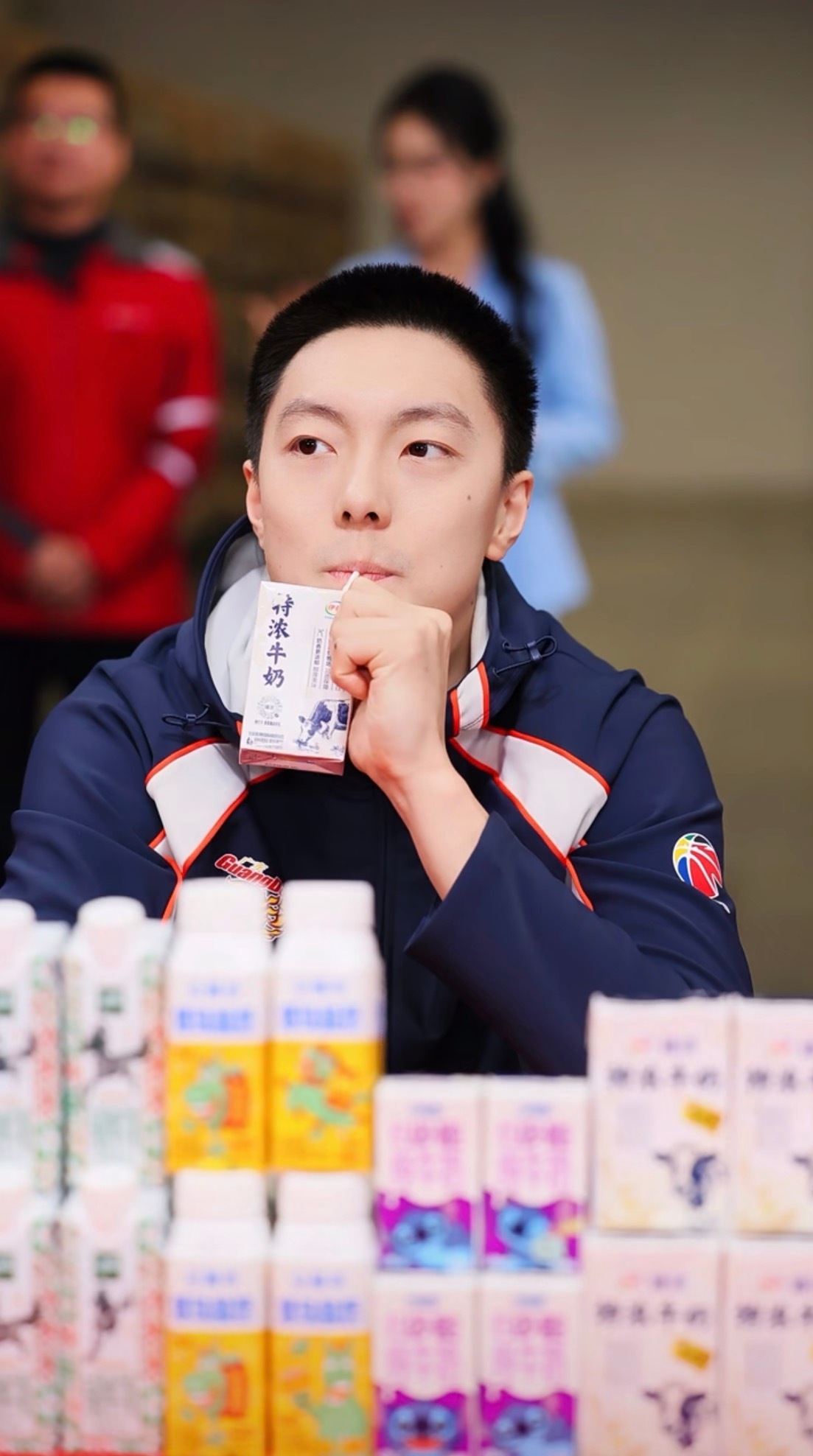 胡明轩胡明轩【白净礼貌爱笑】是优秀阳光的胡队感谢主持小姐姐的分享呀~©️?