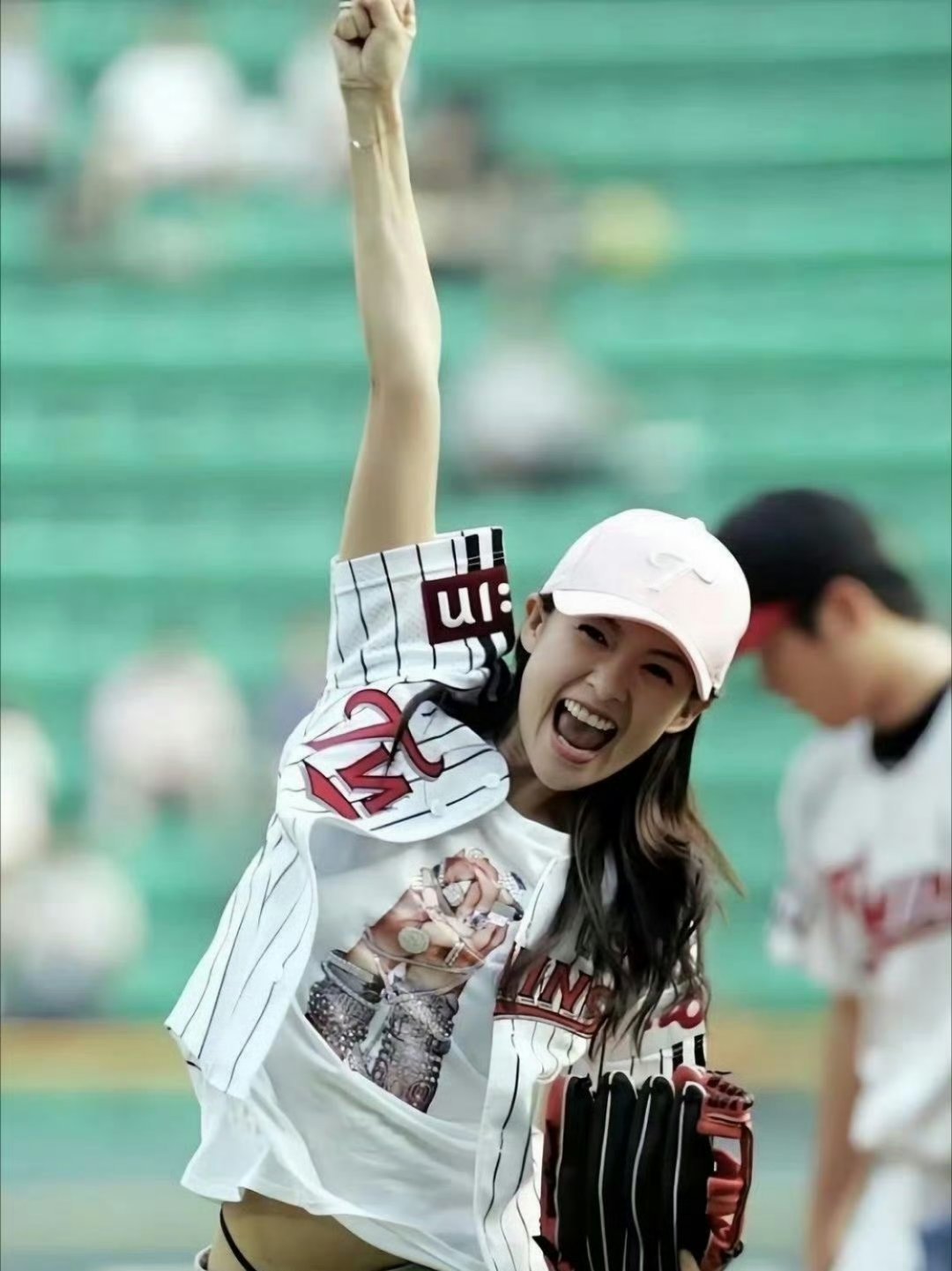 2009年，章子怡为韩国棒球比赛开球的照片，真的惊为天人，好美啊。