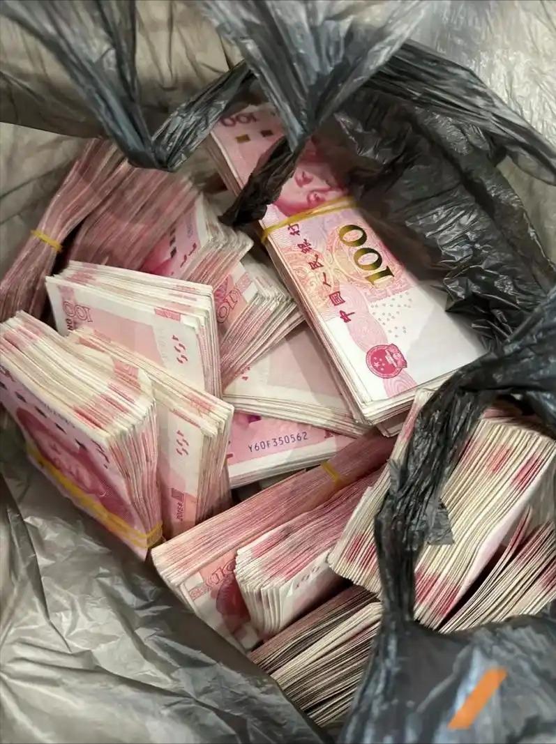 “太过分了！”浙江男子街边捡到22万，立马选择报警，很快找到失主，失主到后对男子