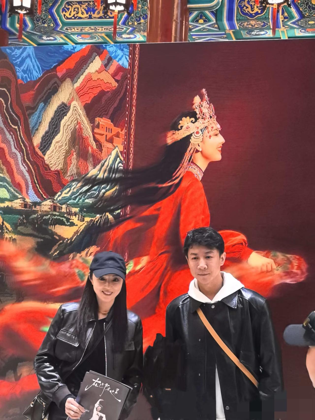 4月3日，董璇与张维伊一起现身北京观看佟丽娅、小酒窝、朵朵等演的舞剧《在远方在这