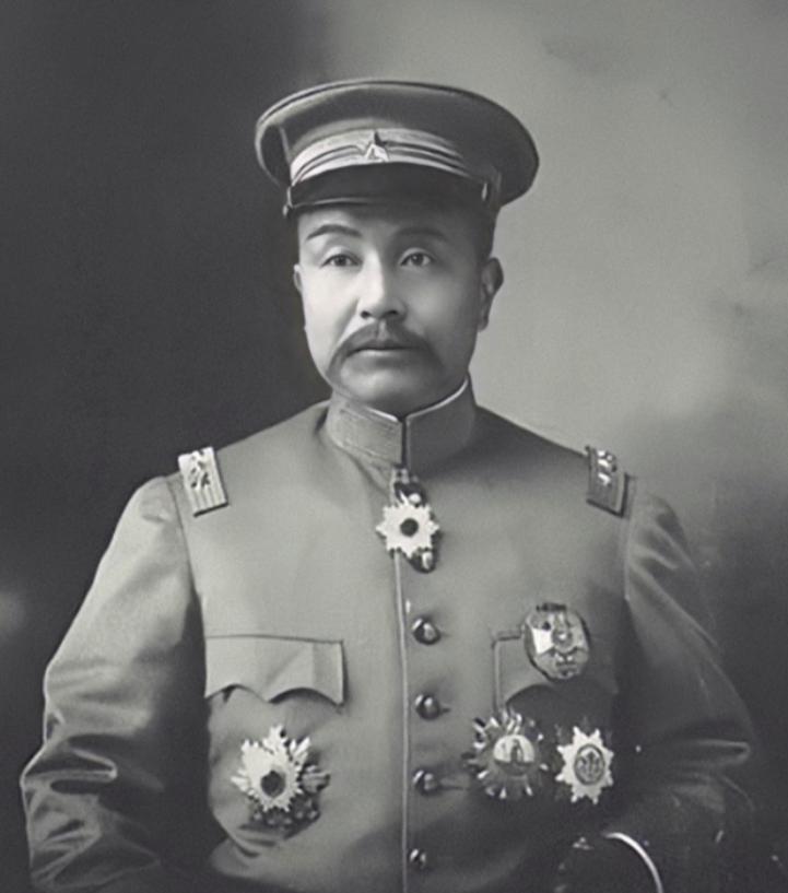 临死前袁世凯把儿子叫到床前：“你不要送葬，开枪打死穿红衣服的人。”几天后，他又把