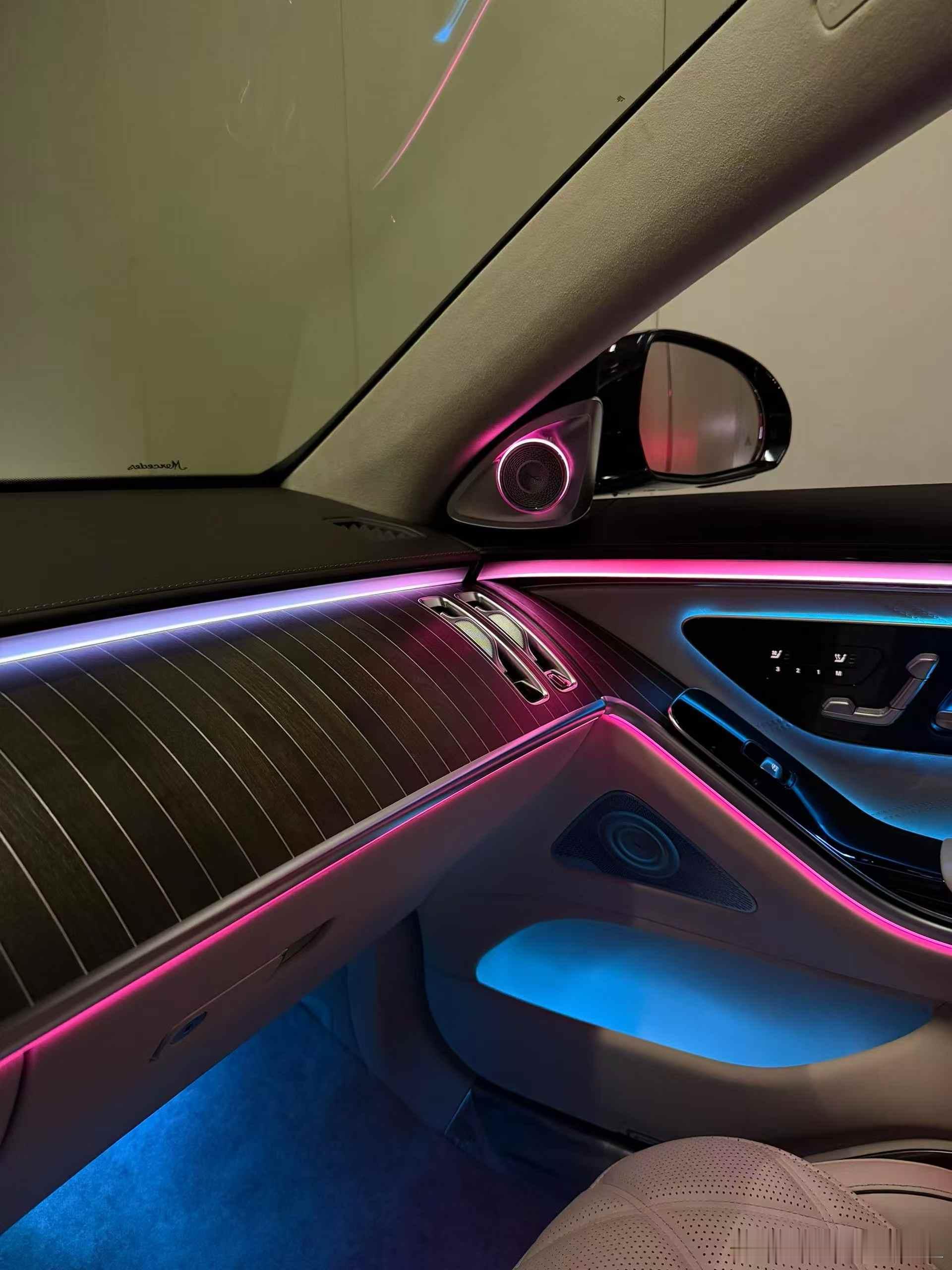 迈巴赫S680，23年8月上牌，仅行驶9300公里，黑/米