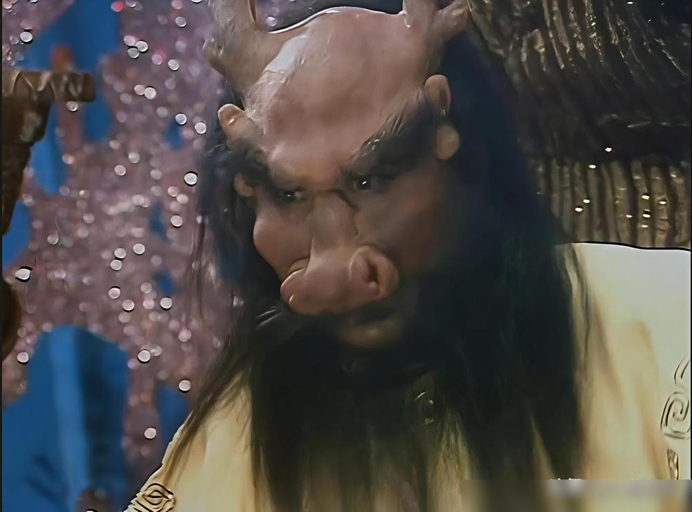 万圣龙王，又称万圣老龙，居住在西牛贺洲乱石山碧波潭之中，本相是一只蛟龙精，他的妻