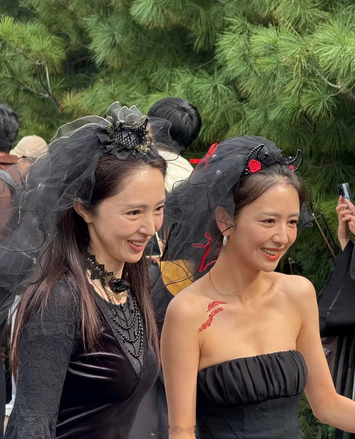 环球影城偶遇佟丽娅董璇，董璇脸上的皱纹终究是老了……​​​
