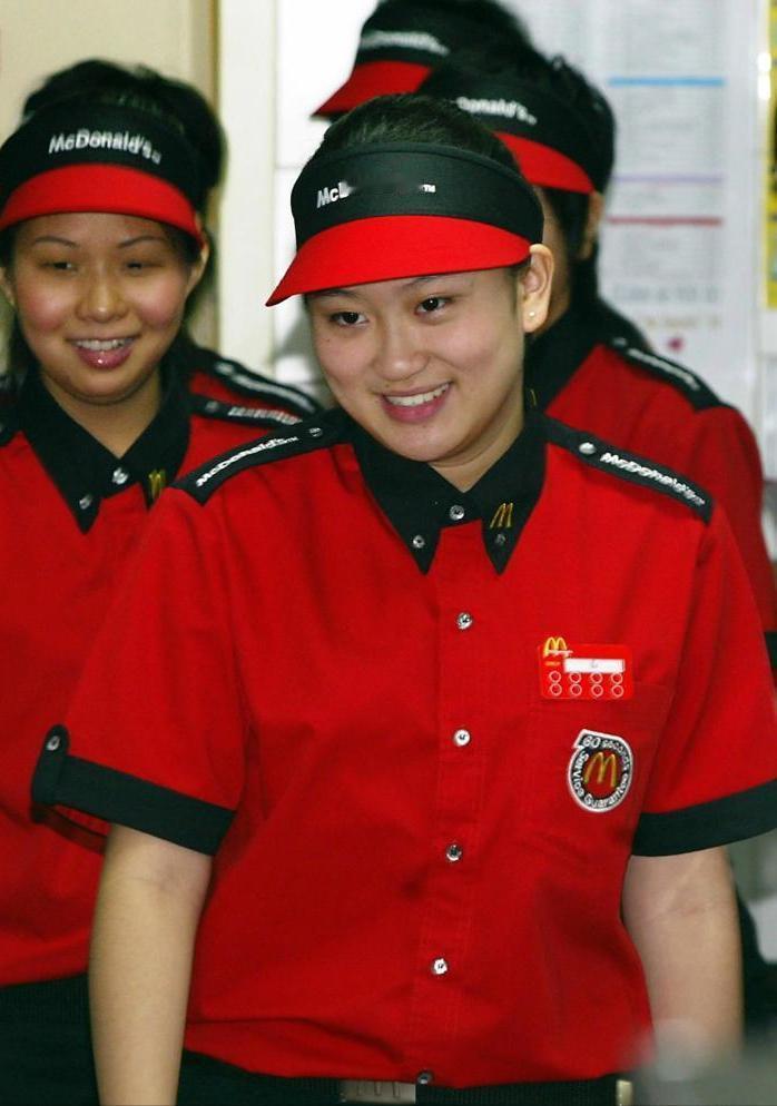 佩通坦变化真的好大啊！从婴儿肥打工妹到美女总理的完美蜕变~这张照片拍摄于20