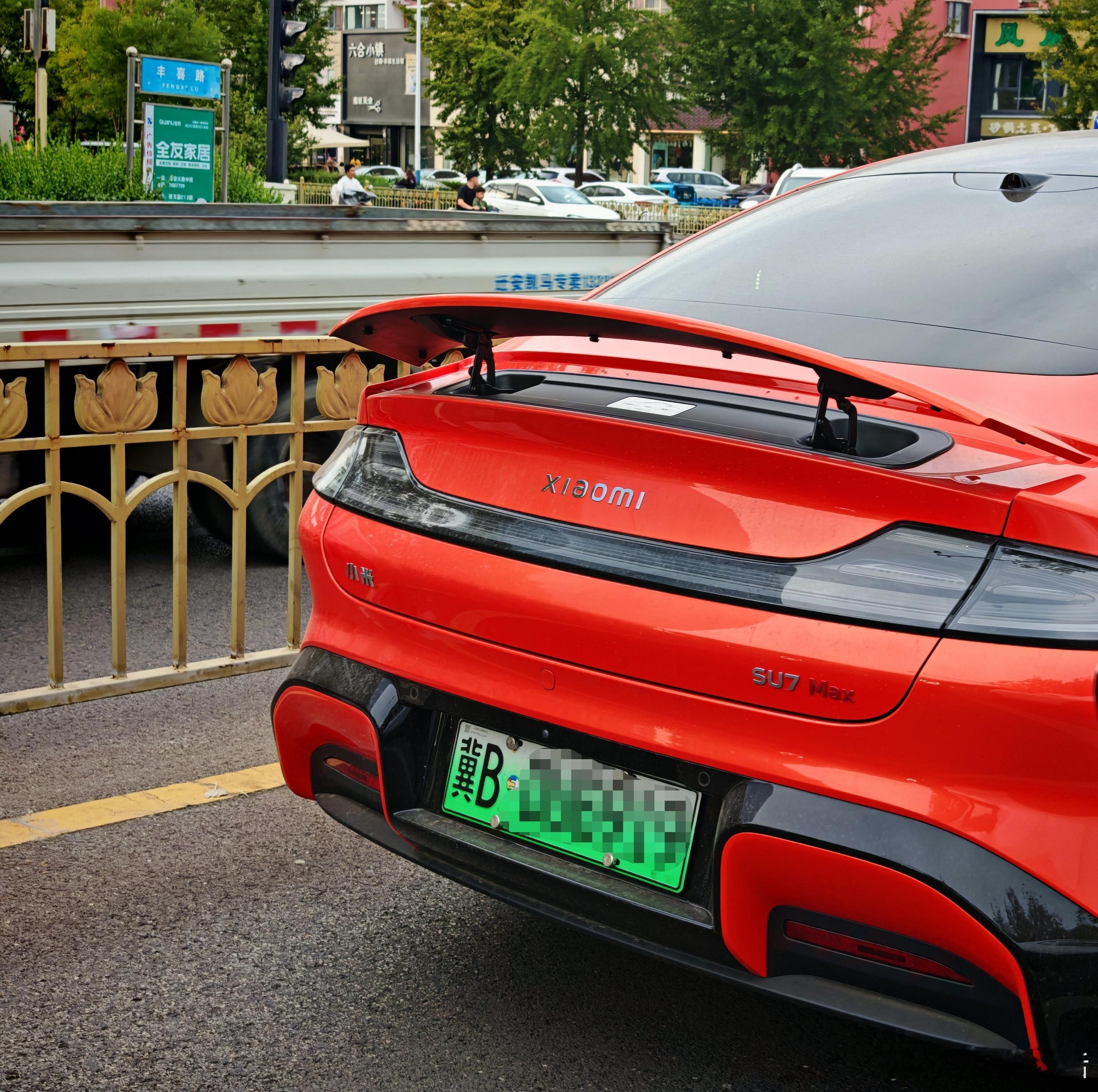 偶遇一辆小米SU7，在市里跑尾翼也打开了！[大笑]​​​