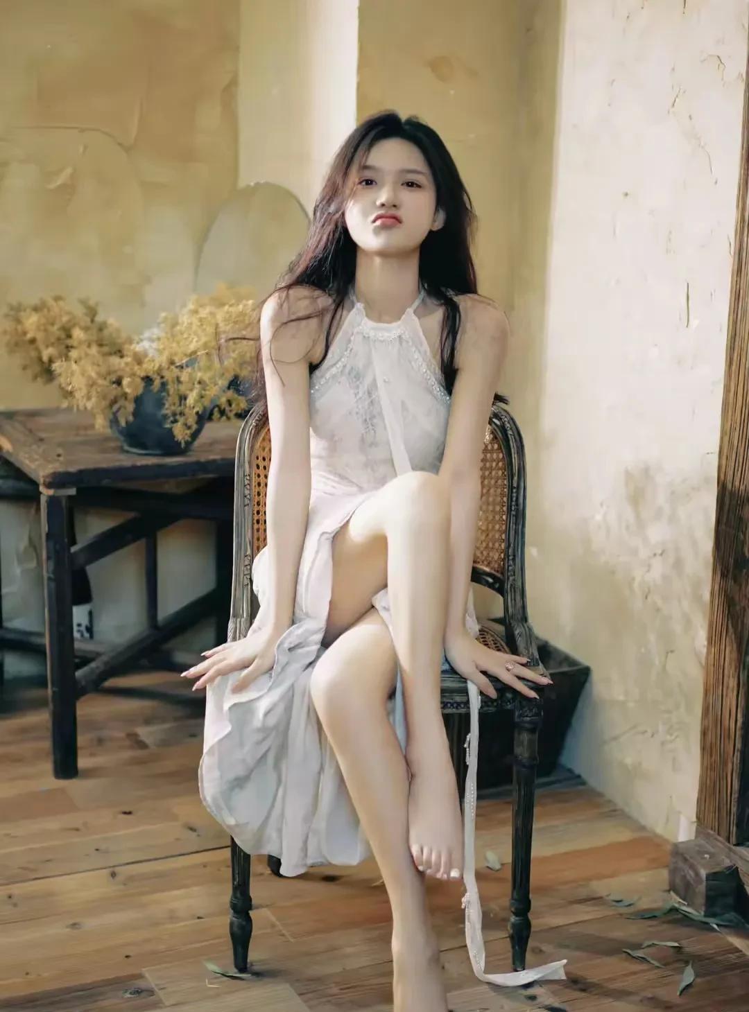 陈意涵的双腿柔美细长，肌肤在阳光下仿佛被轻纱覆盖，透出淡淡的粉白光泽，每一步都散