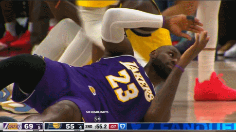 詹姆斯：我躺着没动，也能犯规？克拉克：嗯？终于等到这个镜头了...对阵湖人