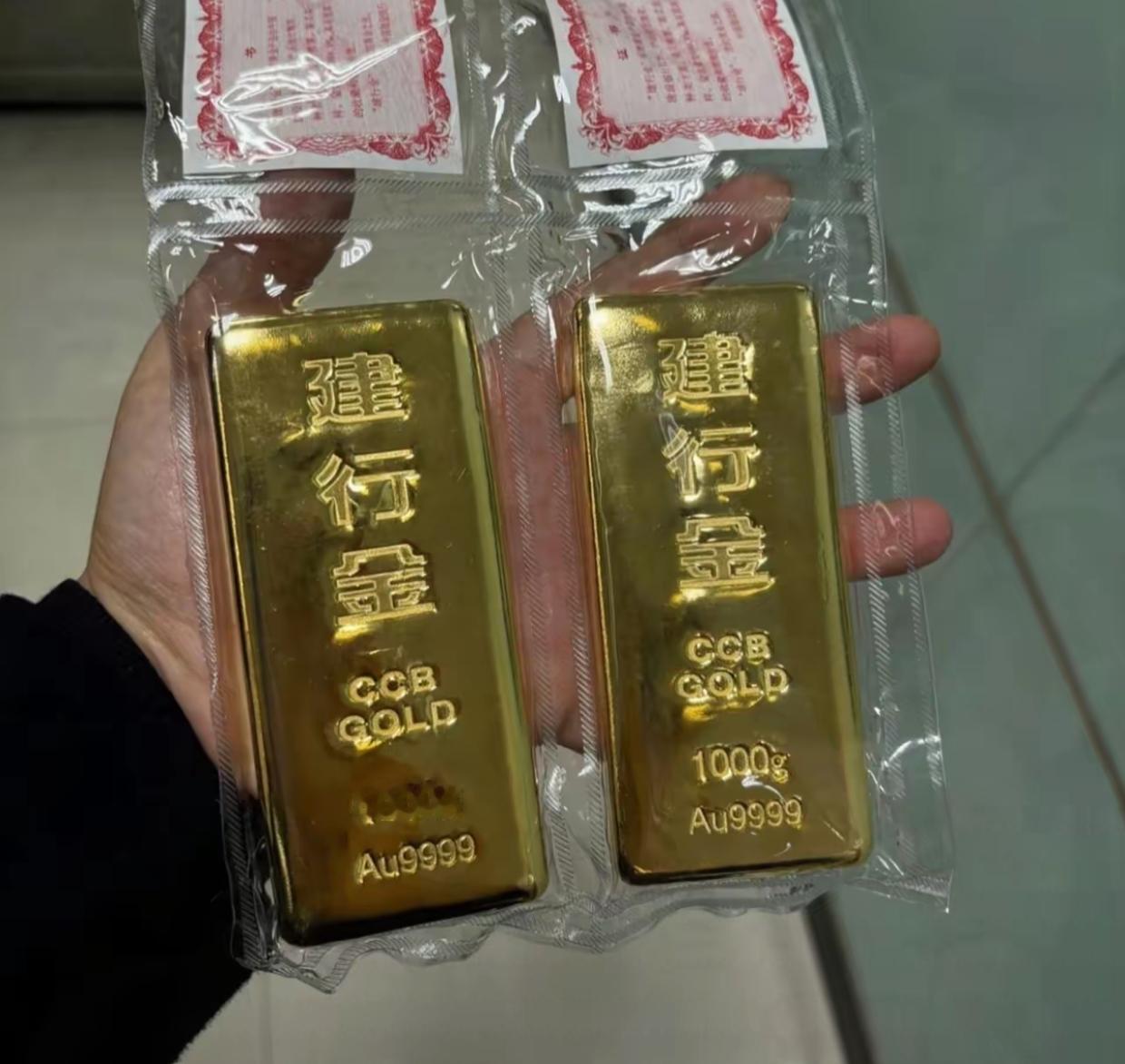 特朗普一句话，金价彻底疯了！昨天卖黄金的朋友，今天肠子都悔青了。金价昨天才1