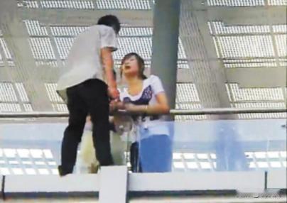 2011年，深圳一名才16岁的男孩欲跳桥自杀，被一名过路的19岁女孩看到，她上去