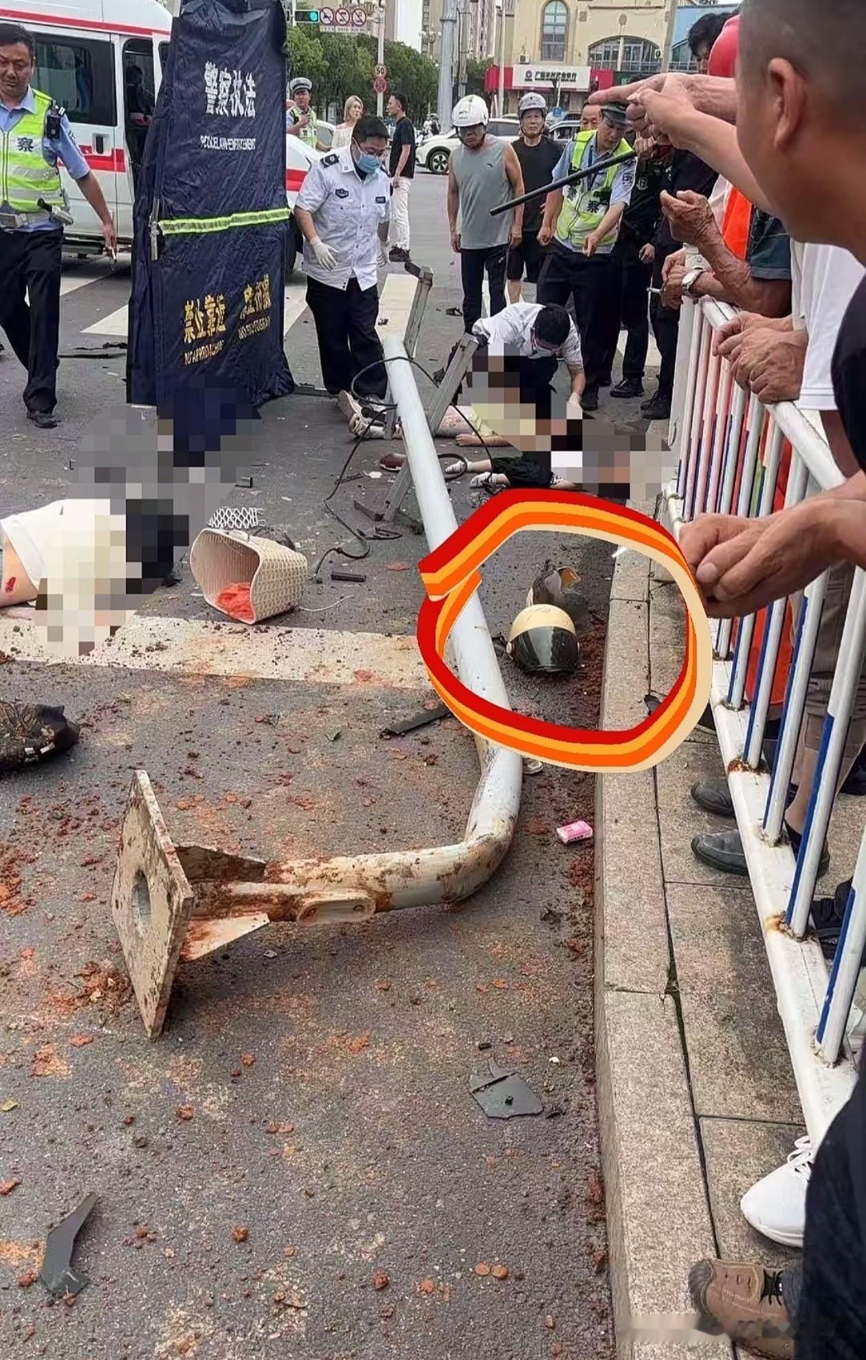 这个冲击力度真的太大了，连路灯都被拔出来了，其实这位宝妈已经很注意交通安全，戴着
