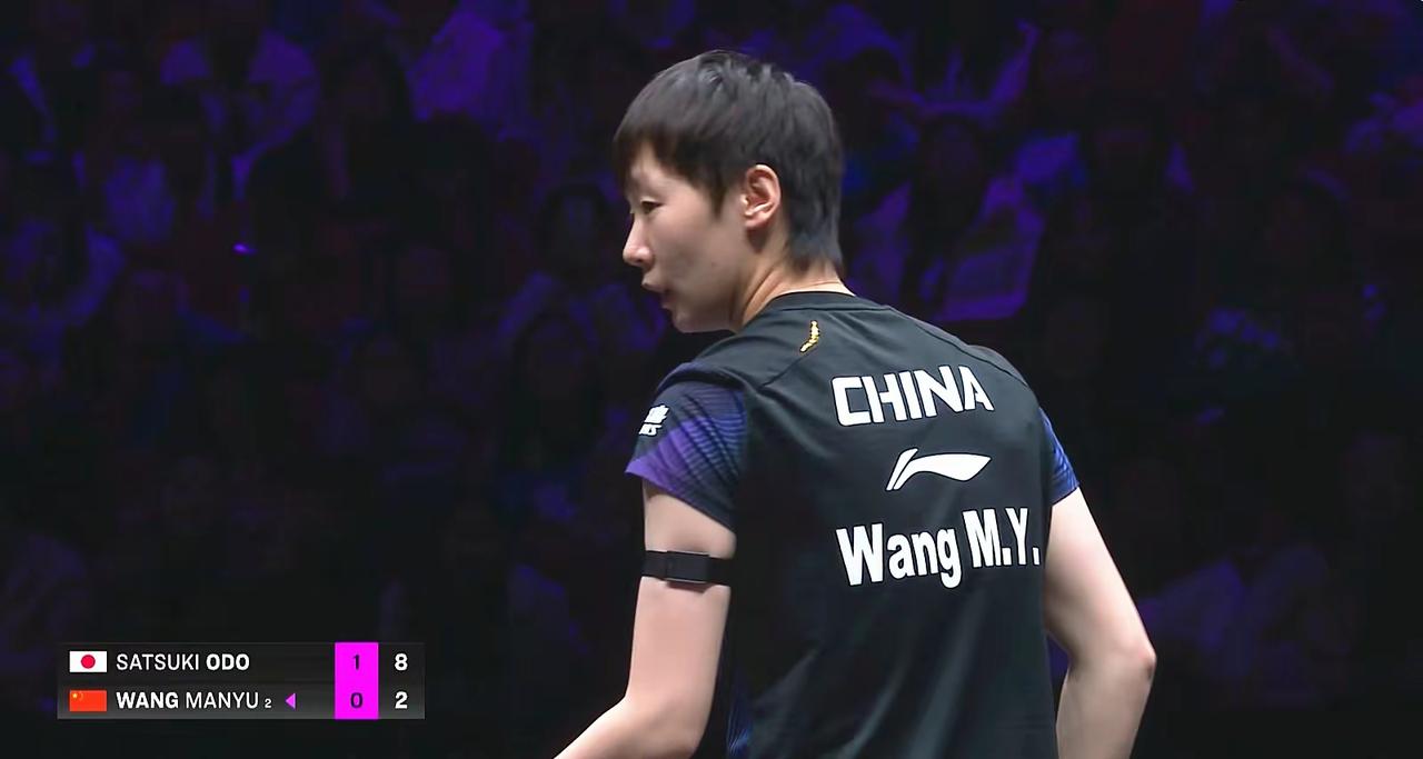 心疼！曼昱左胳膊上戴着心率检测仪曼昱，在重庆冠军赛首秀中，左胳膊上戴着心率检测