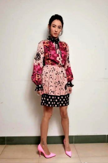 当年也是貌美如花的一个大明星，怎么现在老了变得这么土，就像大妈一个。每次看她