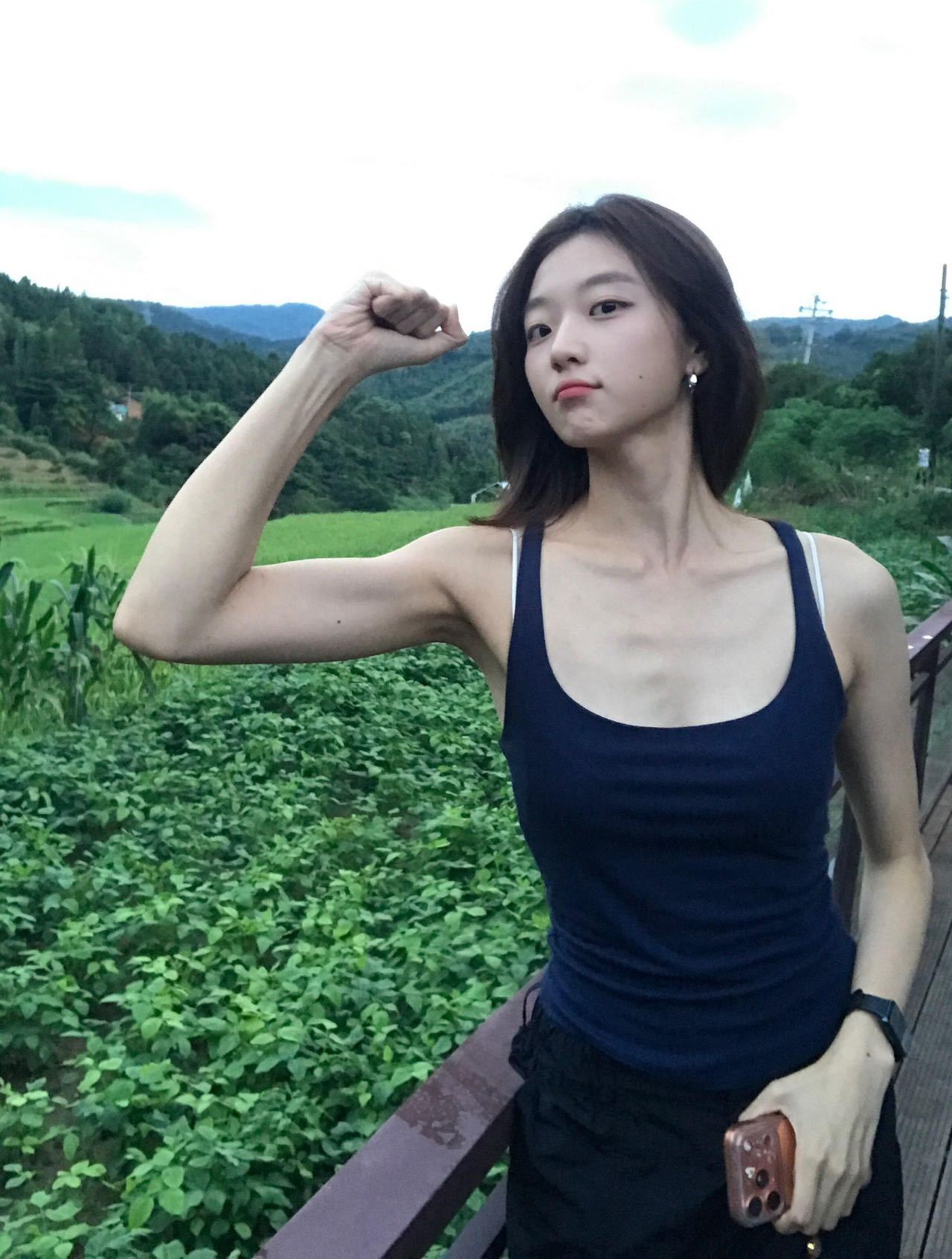 孙千晒手臂肌肉线条又瘦又有肌肉的手臂，简直是梦中情臂！我天天天鹅臂也没这效果，