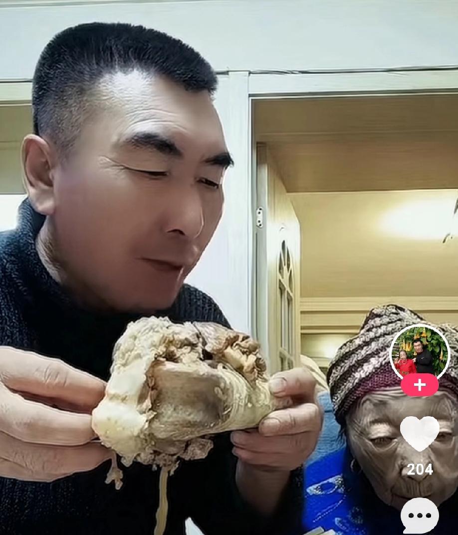 凌海老夫少妻李玉成又发布自己的日常了：一大早上，就吃油腻腻的大肥肉，老妻马玉琴真