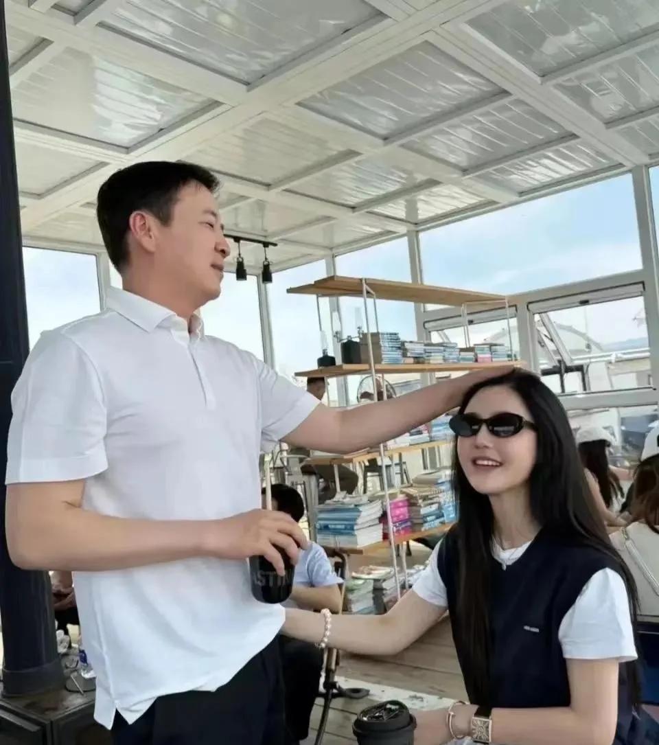 杨钰莹三个字值多少钱？赖文峰的直播间藏着最残酷的答案！当全民初恋的名字