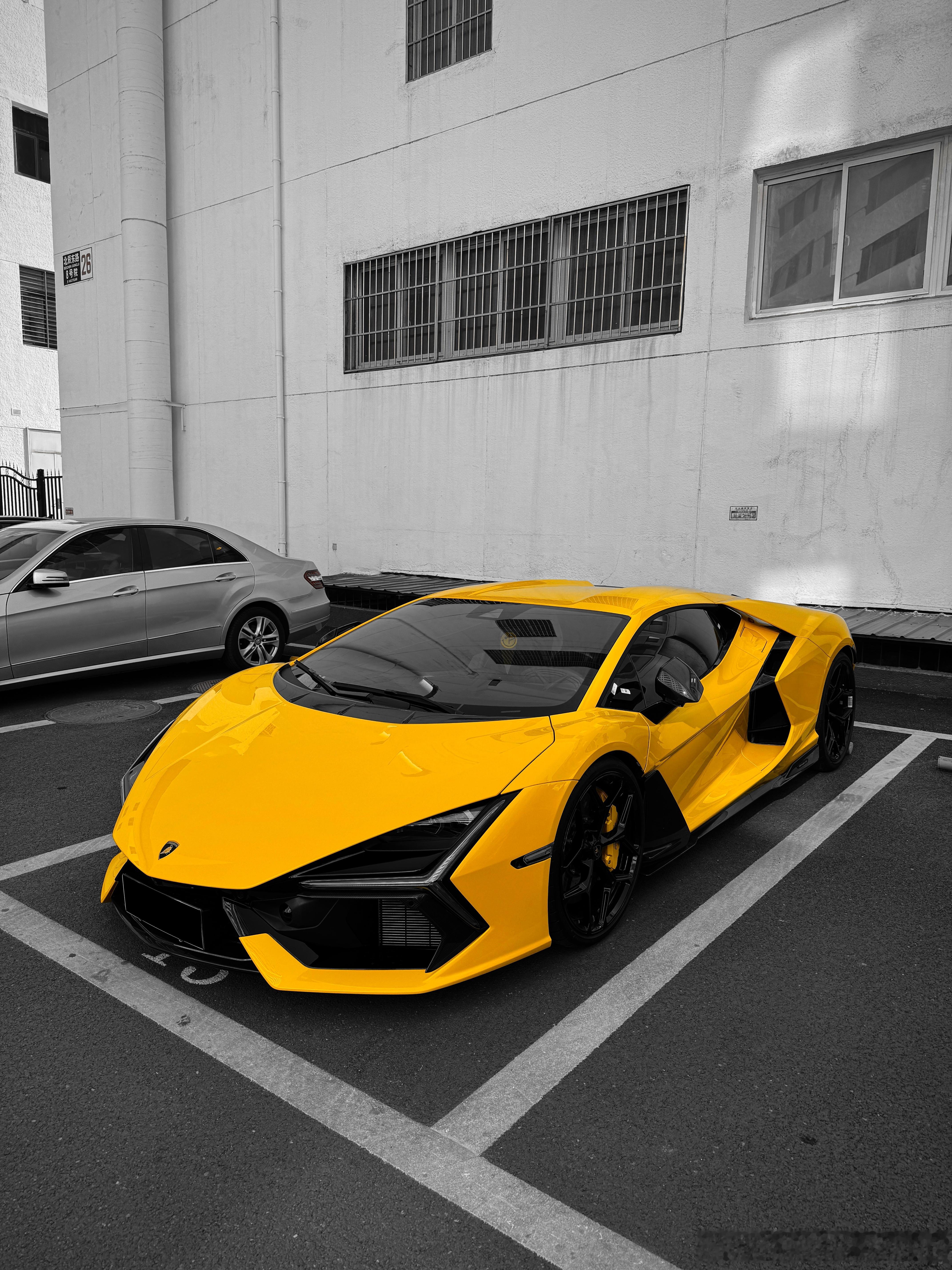 第一次近距离感受兰博基尼revuelto竟然不是车展，而是工区的停车场今天的做