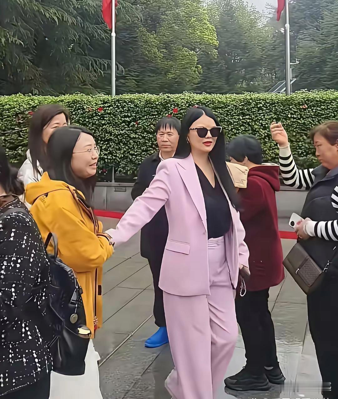 李湘‏‍‍这是咋了？瘦得跟换‍了个‎⁠人似﻿‌的！刷到她最﻿新‍﻿照‏⁠片‏，我‍⁠‎直接愣‍⁠住了