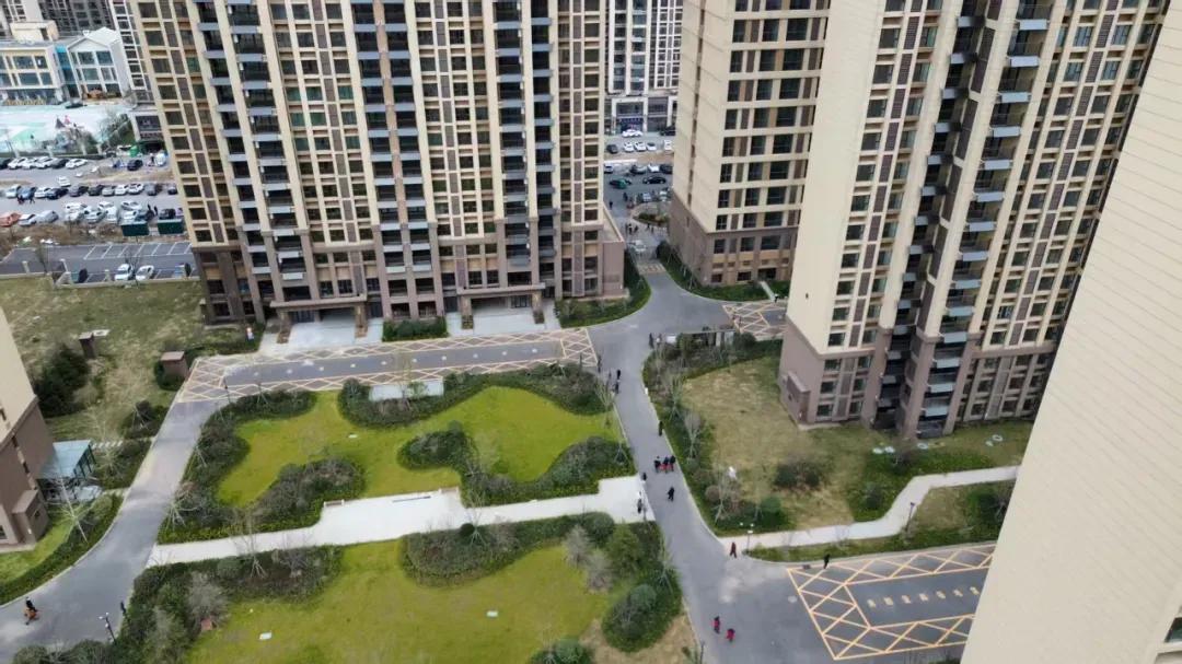 近日，青岛市城阳区棘洪滩街道上崖社区居民506户业主喜迎回迁房交房。上崖社区一期