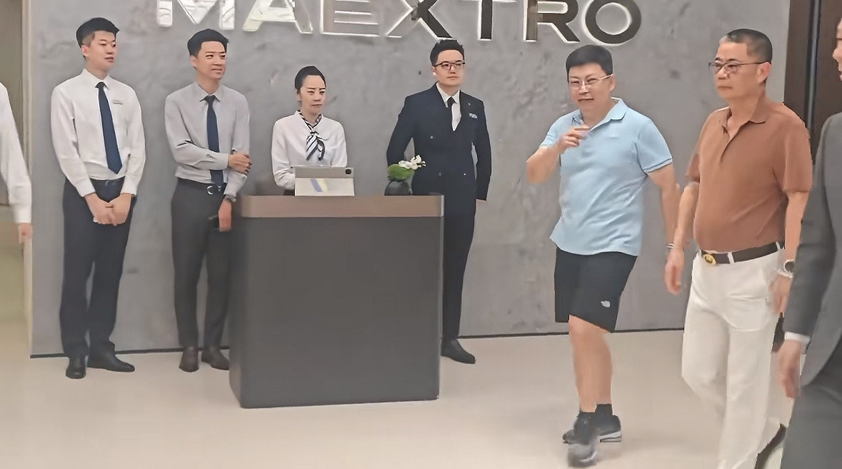余承东去巡店了，穿得很凉爽[笑着哭]这么牛逼的人物，平时非常随和，一点也不装，