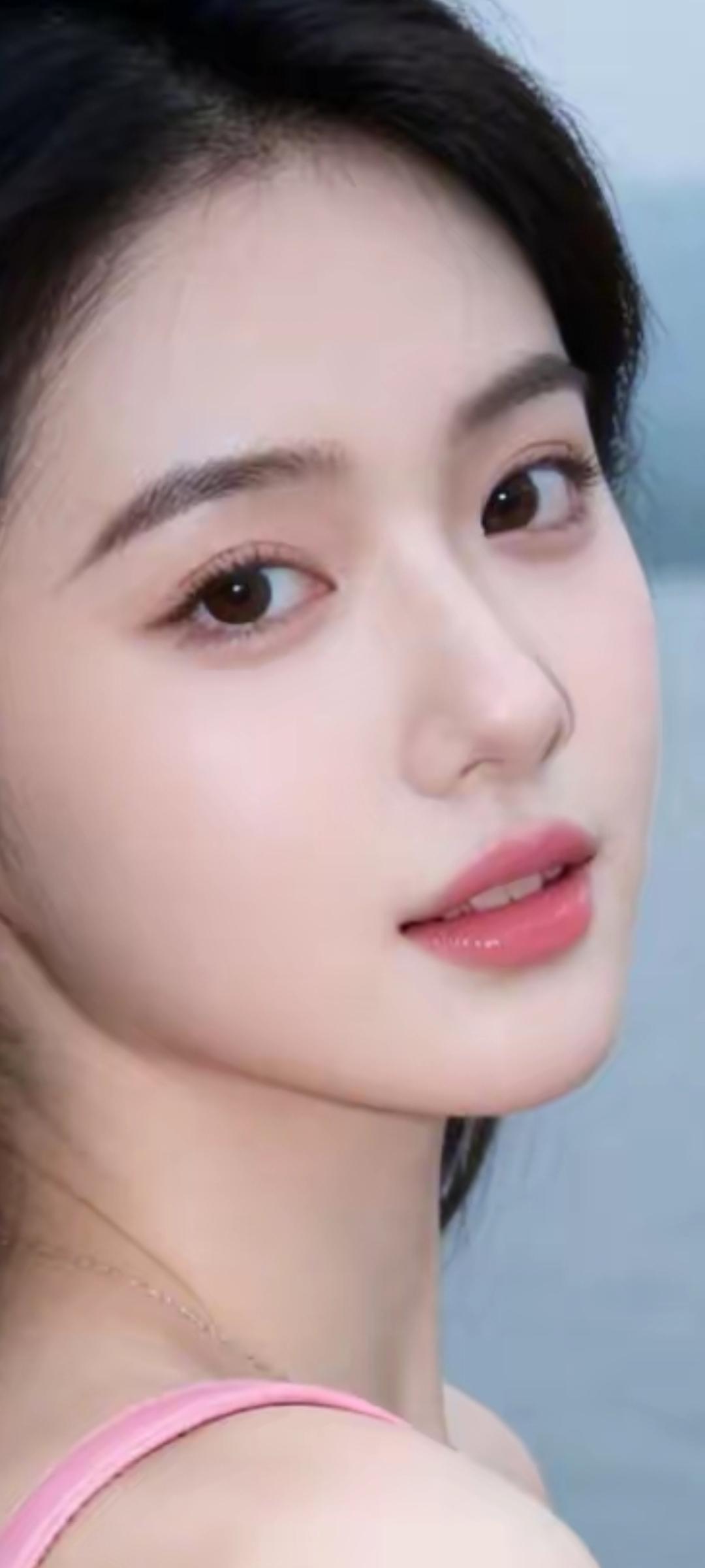 温柔甜美的少女，粉色吊带裙，清新自然，让人心动不已。