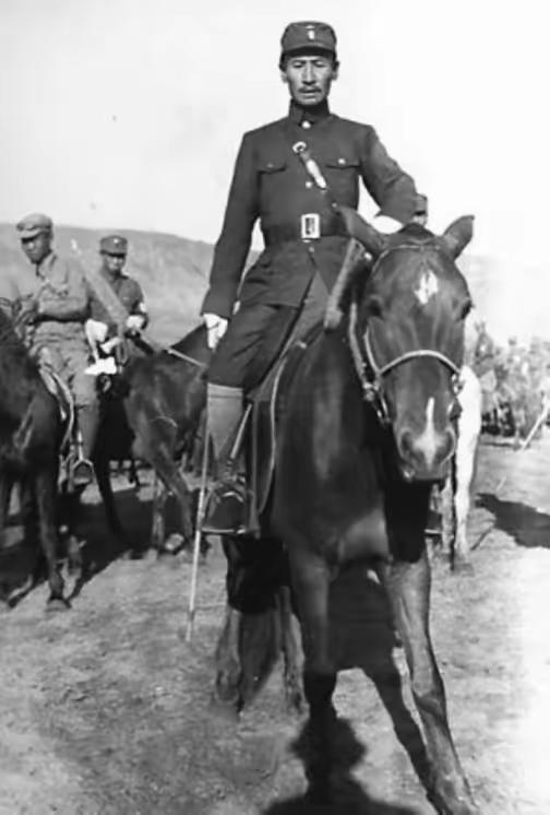 1932年，马占山宣布向日本投降，顿时国内上下骂声一片，然而在受降仪式上，马占山