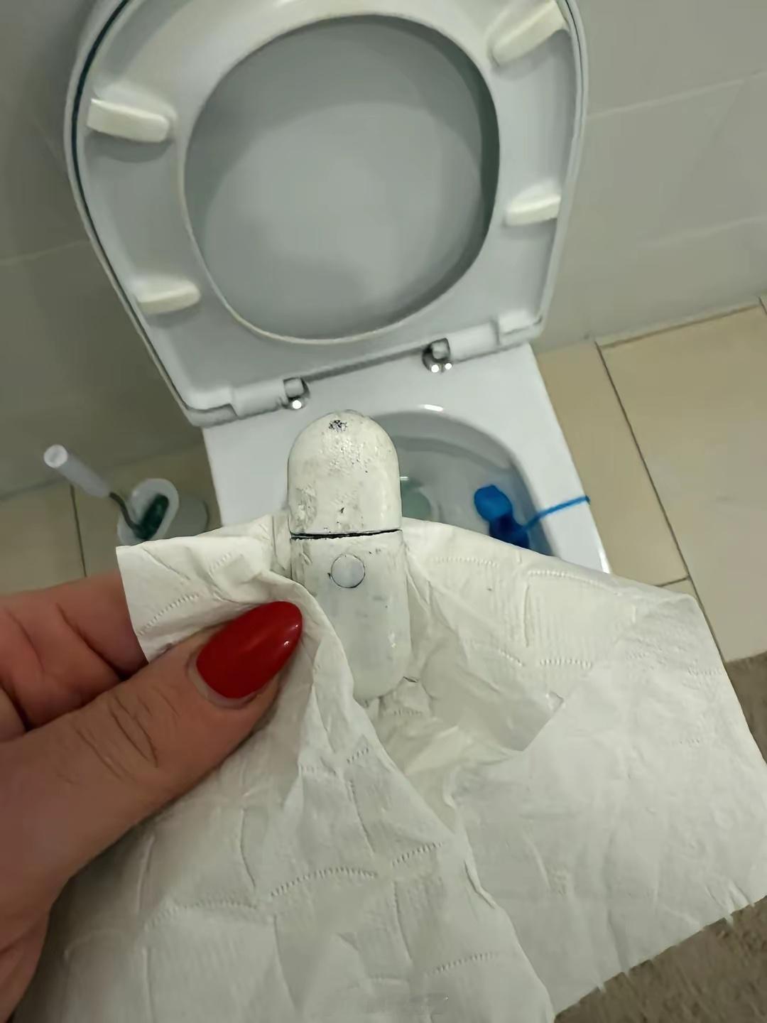 女朋友住酒店，在马桶内壁发现这个……出门在外一定要仔细检查，隐患可能就在不经意间
