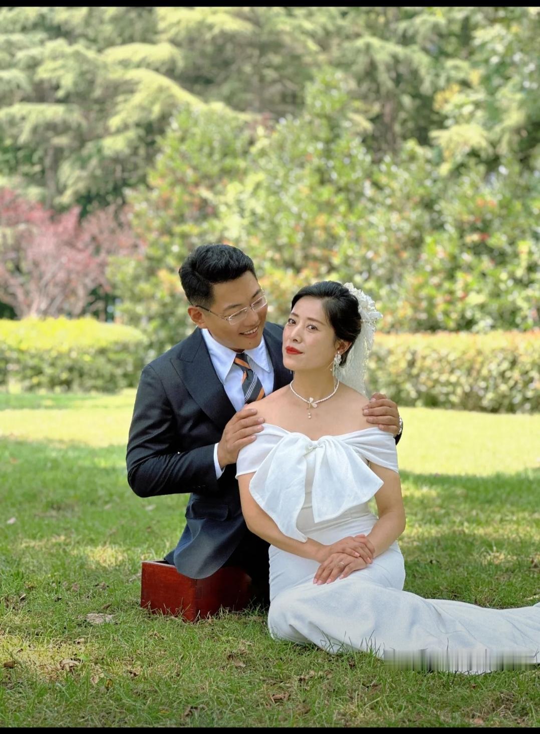 不佩服他，反而更敬佩他的媳妇。