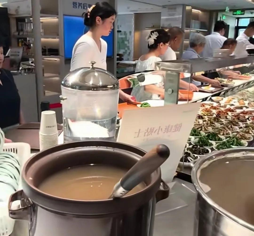 首创！7月22日，南阳市花样某小区开启“小区食堂”，各种家常小菜、养生煲汤，以服