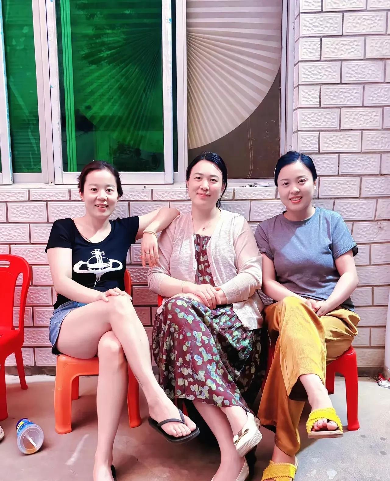 三个女生都很有女人味，相比之下我更喜欢穿灰色短袖那个。右边的颜值很高，左边的看起