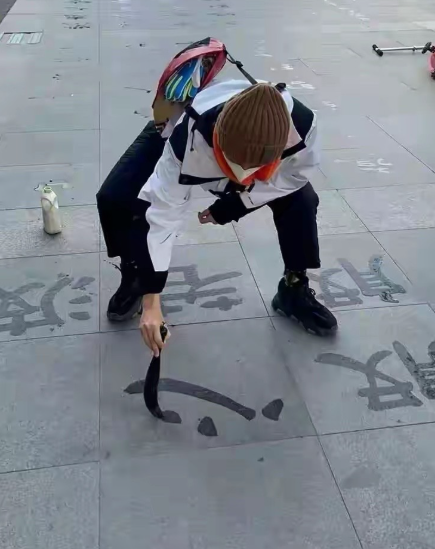 孙俪在公园以地为纸练习书法，心经已写到第68遍！路人：这字精彩！女明星孙俪也