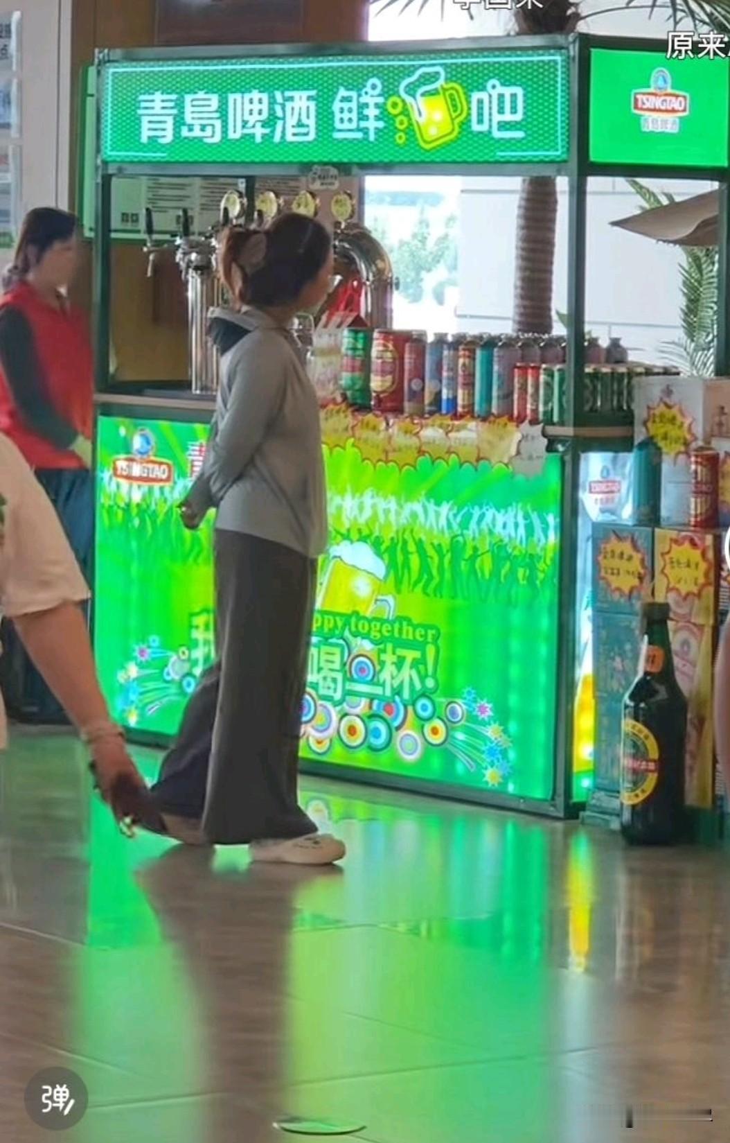 宝妈真的在高速上创业卖啤酒了……