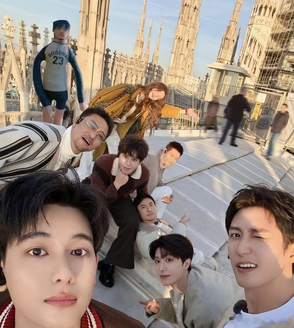 这节目火，恰恰因为“没剧本”。沈腾瘫在椅子上，一句话不说。贾冰接住这个沉默，三秒