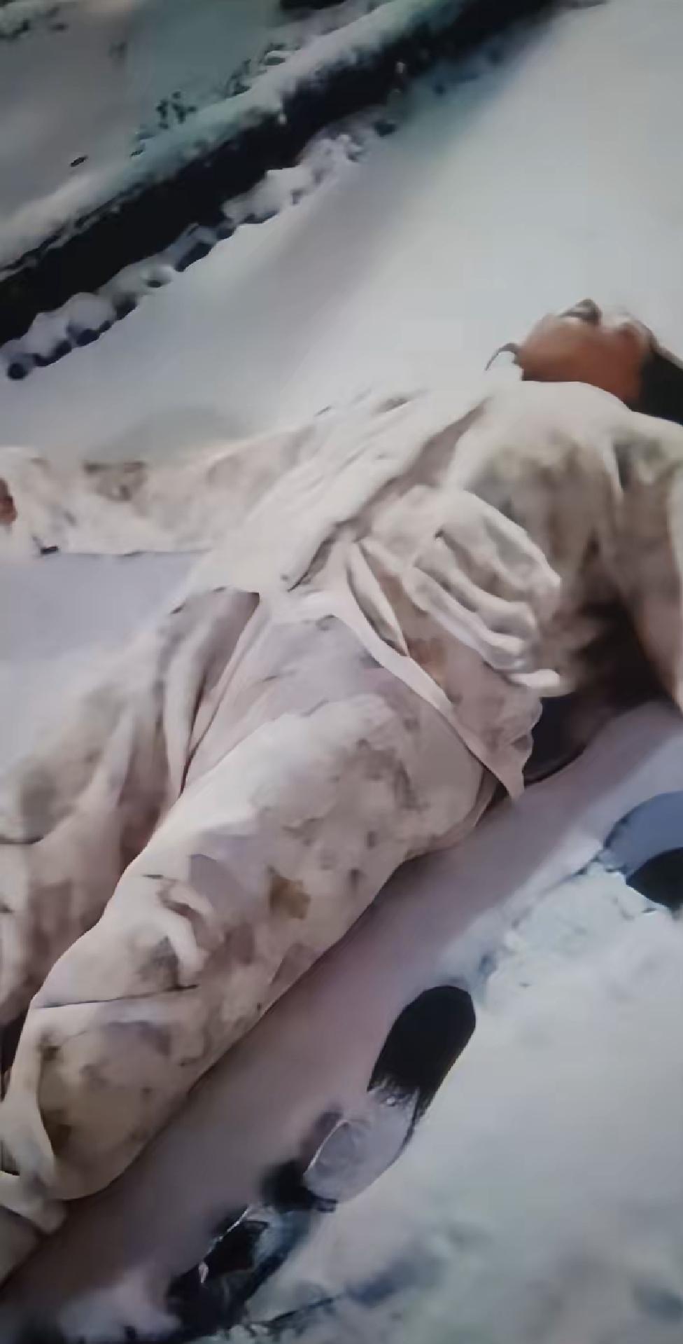 12月7日清晨，一对夫妻像往常一样住在北方某县城。妻子因天气回暖走出家门散步，却