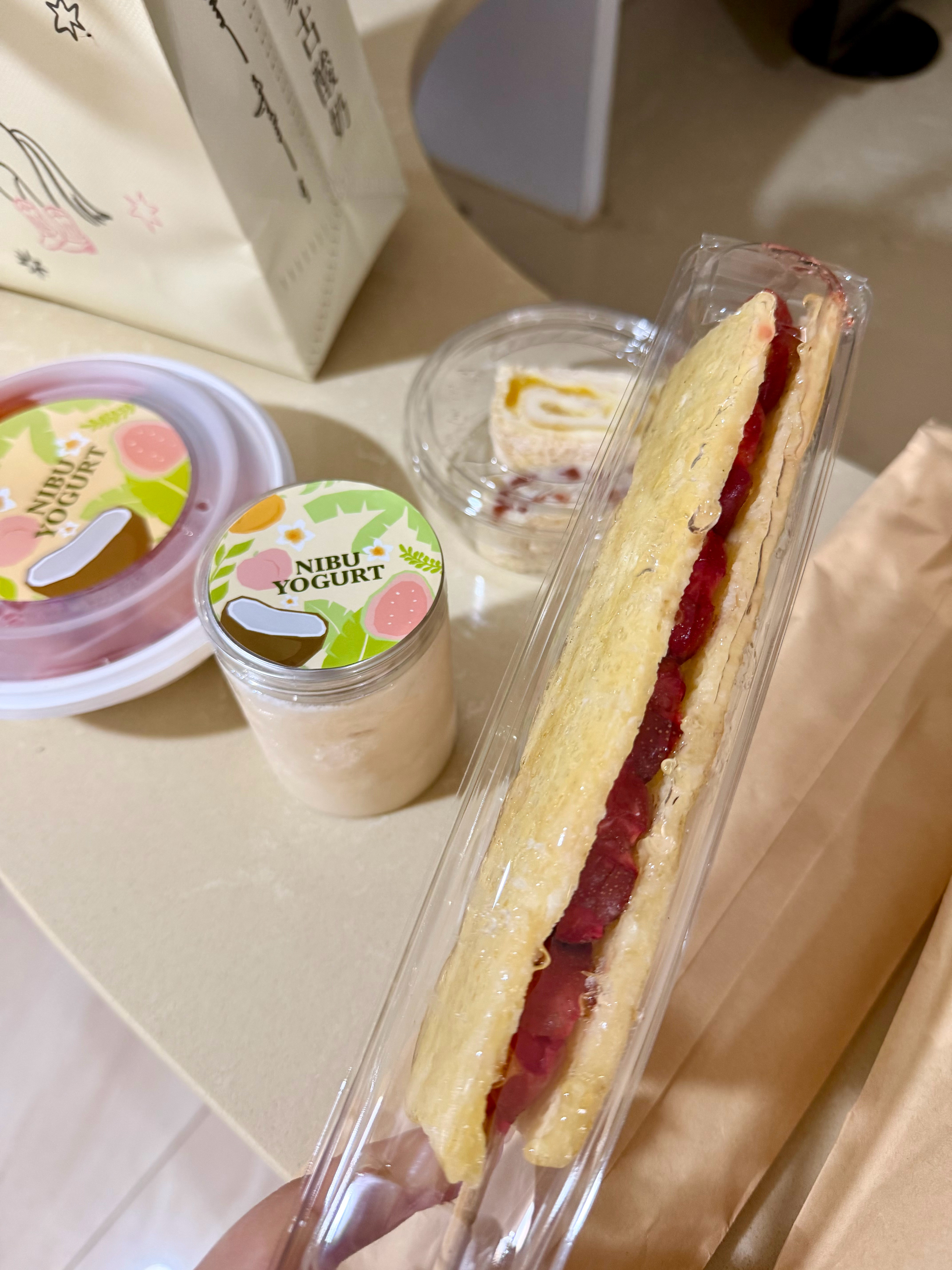 奶皮子糖葫芦到了，我女朋友已经吃上了[大笑][大笑]反馈说，吃起来还不错[抱一抱