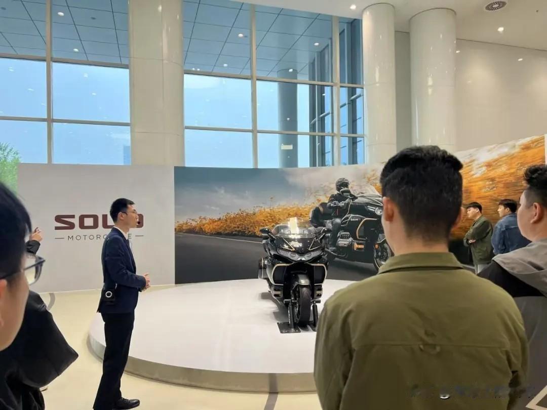 60有余的魏建军，是真能折腾啊。他把工厂开发成了旅游景区，几乎每天都有参观的