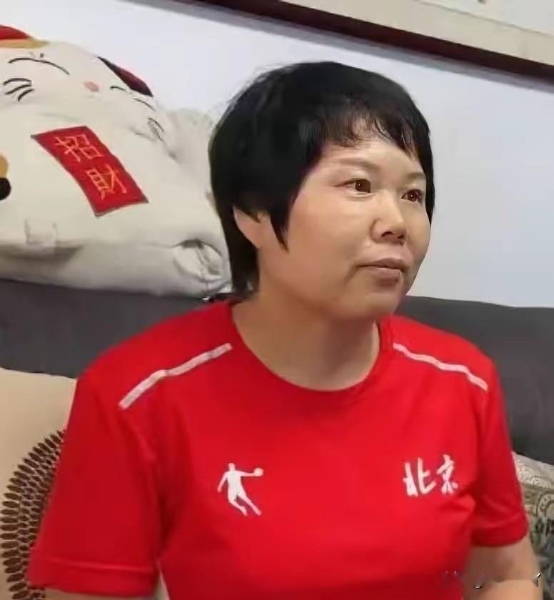 真是挺出乎意料的一直以为张家齐的妈妈是那种贵妇，现在看到照片，发现她其实是一个