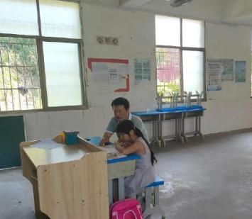 为了给儿女提供更好的教育资源，不少农村孩子都进城了，乡下学校教室空荡荡的。七