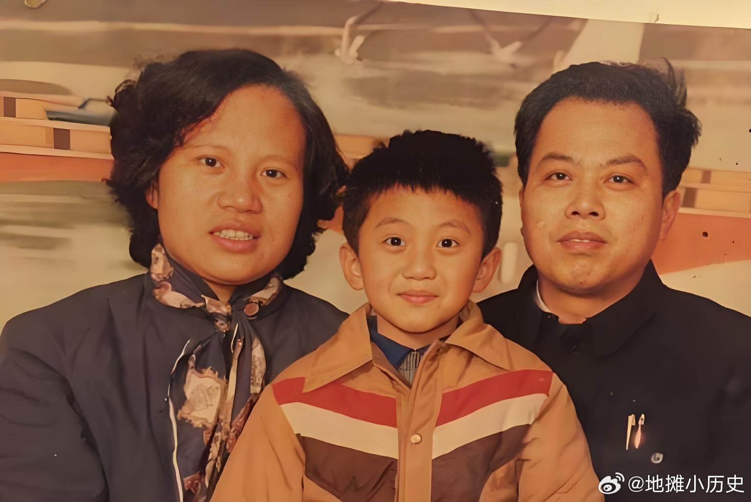 谁能认出这个8岁小孩是谁？