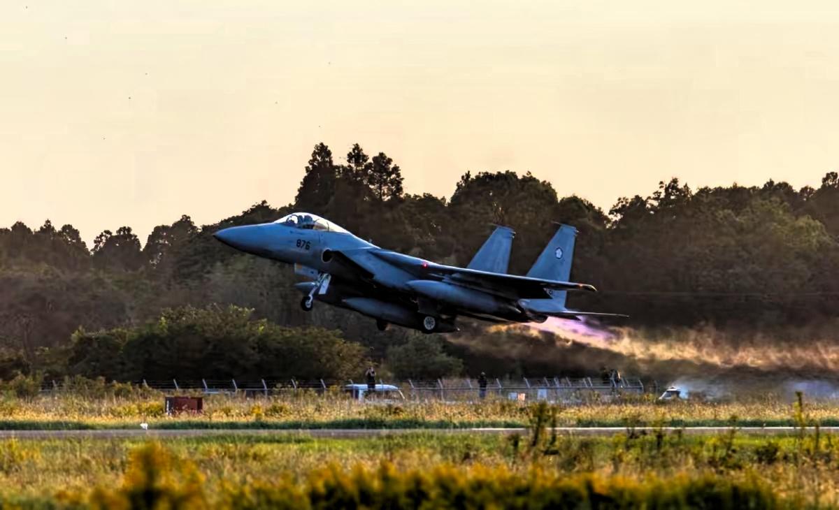 要我说，这哪是新闻，这简直就是一部现实版的“降维打击”大片，主角还是咱们的歼-1