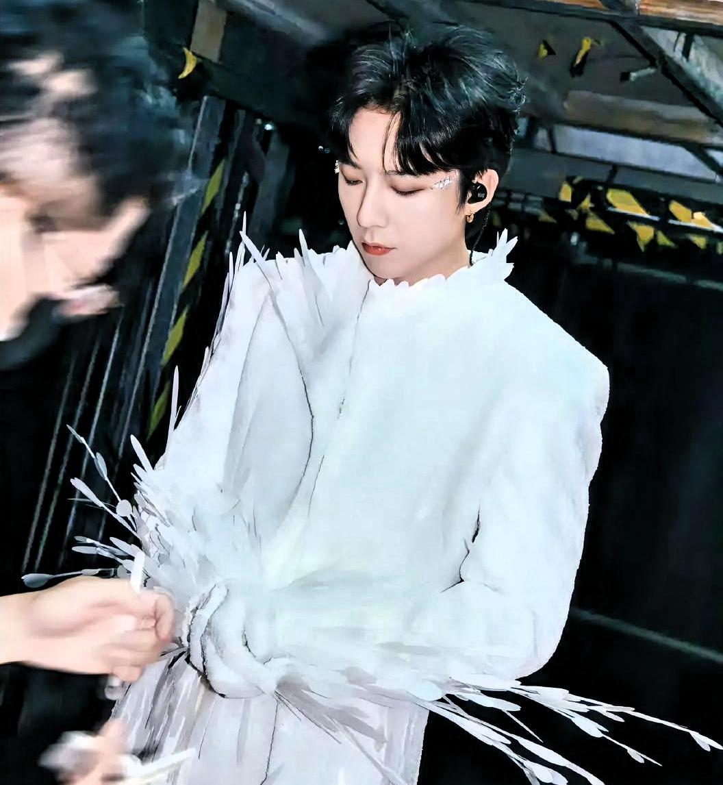 狗仔猜刘宇宁宋祖儿同居。天眼查：两人无商业关联。刘宇宁名下6家企业，全注销了