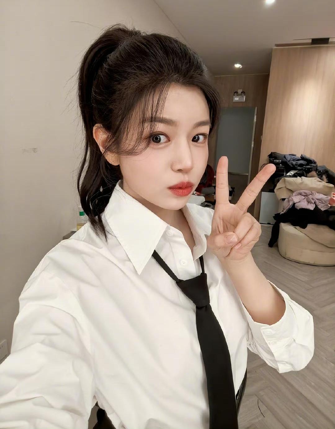 陈妍希发文说：情人节快乐呀……呵呵，她这是在对谁说情人节快乐呢？好吧，不八卦