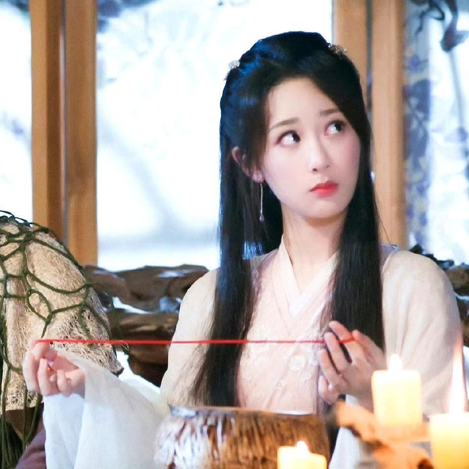 一大早发现《香蜜沉沉烬如霜》上热搜了，杨紫锦觅话题也在热搜上，本想着去回顾几个经