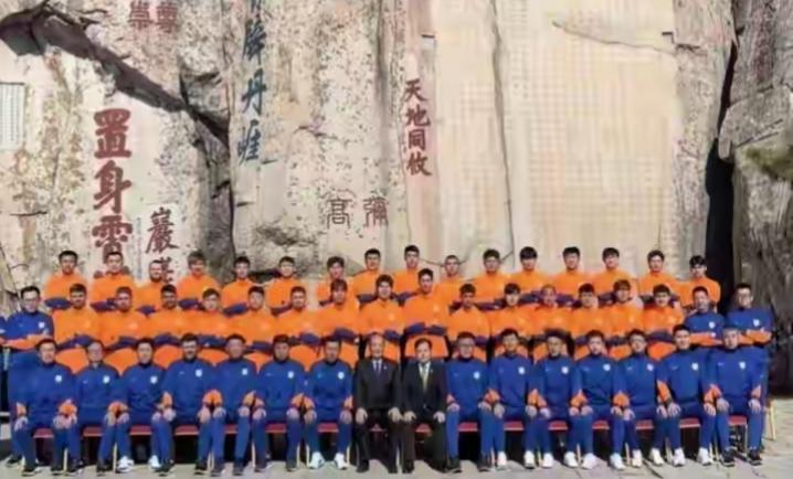 糊弄球迷？山东泰山昨天冒雪爬山，没有合照，官网一笔带过。昨天有泰山球迷声称在泰