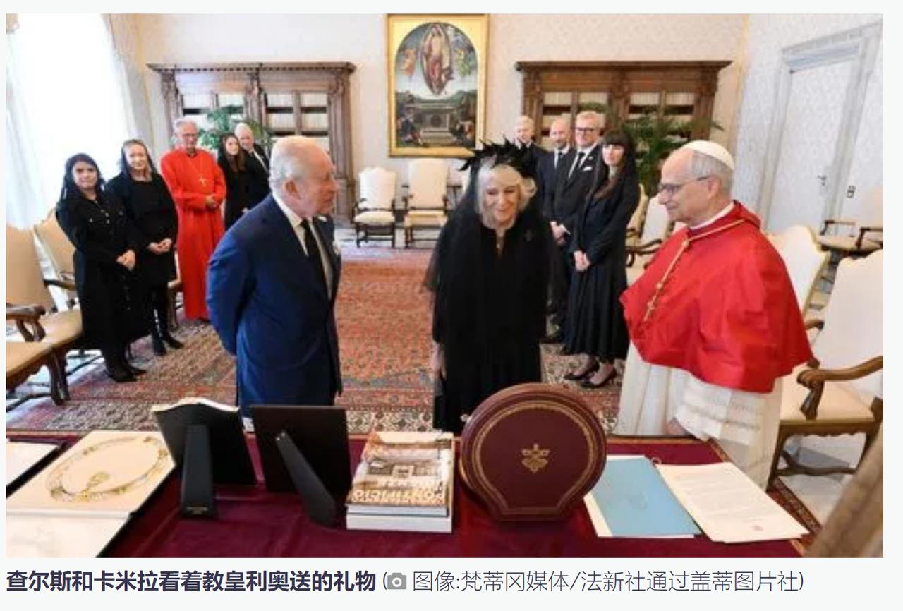 按照传统，卡米拉王后在见教皇时穿着全黑，穿着菲奥娜·克莱尔的黑色丝绸连衣裙和菲利