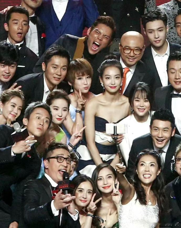 光头绝对的合照杀手啊想不突出都不行徐峥的脑袋太亮了